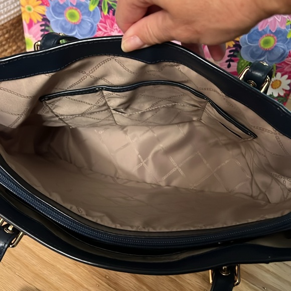 Michael Kors Purse and wallet/fits laptop in center pocket - Picture 6 of 8